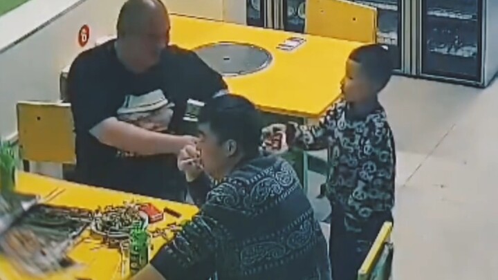 "他安慰的或许也是小时候的自己"