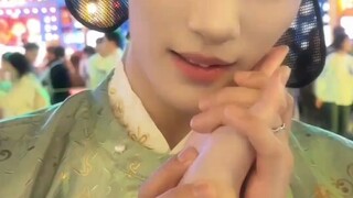 “女生大大方方和NPC互动，男生真的蛮帅”  网友：所以第一个人设是？