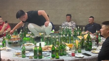 วิดีต้นฉบับ “นายพลมังกรยืนบนโต๊ะอาหาร” ไม่มีลายน้ำ