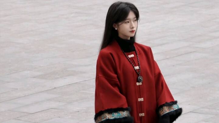 “你们手里拿着的会发光的砖头是何物？”