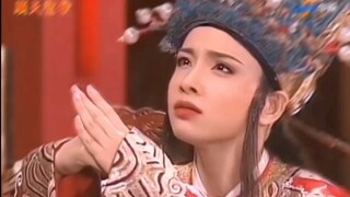 "Dalam keramaian, senyumannya menyapa sekali pandang, warna dunia ini bagaikan debu!"