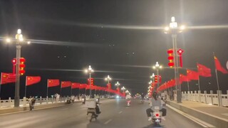 大街上到处挂满了国旗 ，人民有信仰 国家有力量 民族有希望 ，目光所至 皆为华夏 五星闪耀皆为信仰 ！
