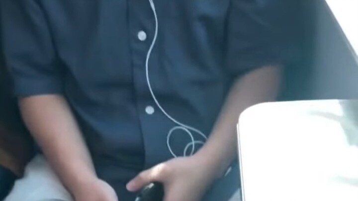 Trên tàu điện ở Nhật Bản, tuyệt đối đừng để cô gái tựa đầu vào vai bạn!