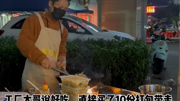 Hôm nay vừa bày hàng ra là đã bị anh công nhân ở nhà máy gần đó mua hết mười suất một mình.