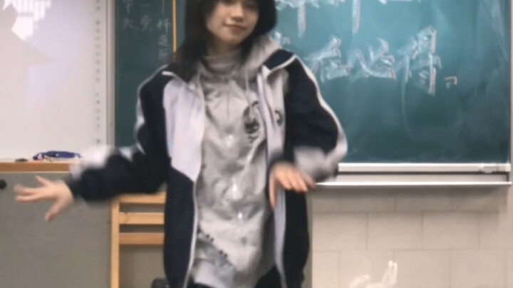 怎么都要2025了还有人在班里元旦晚会跳gimmexgimme