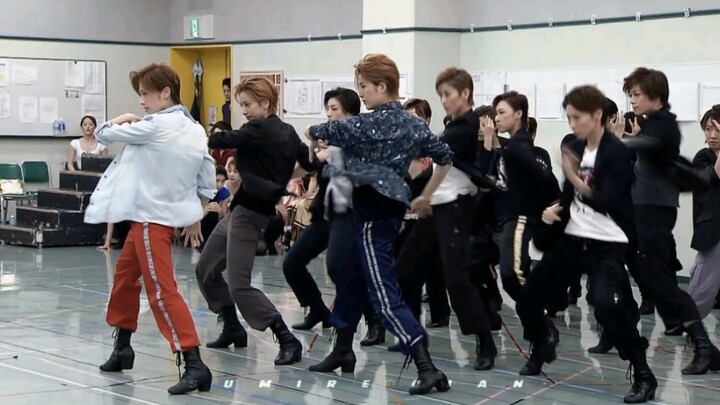 The group dance of flower men in Jigu is so handsome