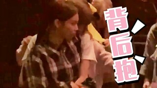 【BLACKPINK】Jennie最喜欢的姿势，Lisa背后抱，Jenlisa悉尼演唱会