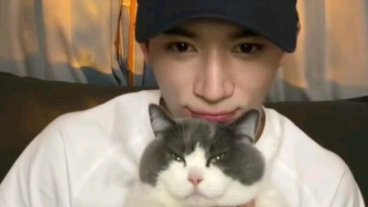 Last night's live broadcast, Mimi: Wang Xingyue is such a loser, I was snoring in my sleep, but he s