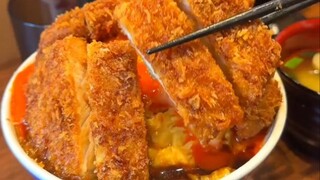 Nasi potongan daging babi telur keju spesial di Tokyo tampak lezat