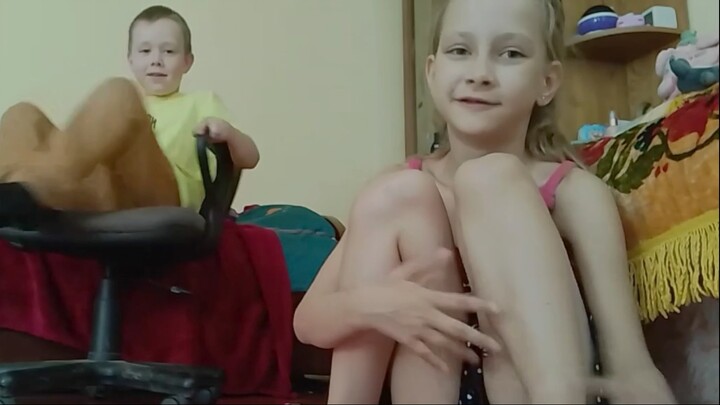 играю с двоюродным братом в своей спальне