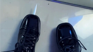 The triggering method of the concealed weapon boots, each switch is equipped with a safety.