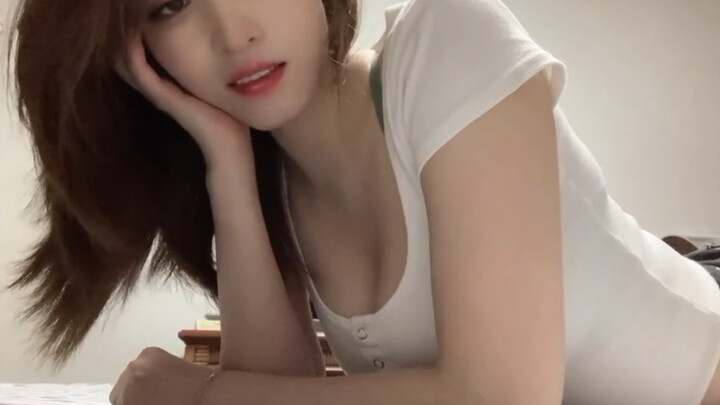 If you had a girlfriend like this, what time would you come home at night?