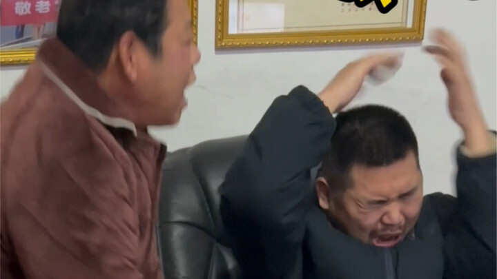 Pria ini malah memukulku!