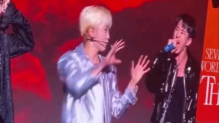 อย่าเผลอให้ไมค์อิเล็กทรอนิกส์กับโฮชิเด็ดขาด ฮู่จื่อเมามันส์แล้วรู้สึกว่าร้องได้ทั้งวันเลย ฮ่าๆๆ (นึก