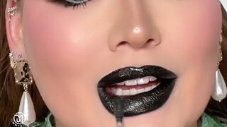 يا له من أحمر شفاه انتقامي لحضور حفل زفاف حبيبك السابق!
