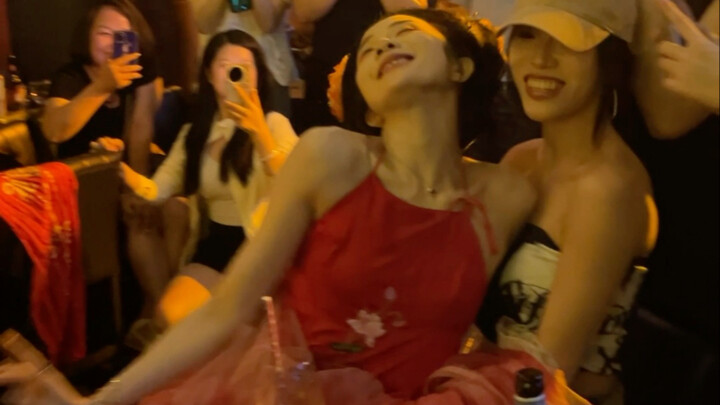 Hahahaha, the Queen Zhou never closed her mouth from beginning to end. It feels like watching it liv