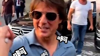 让小朋友在汤姆·克鲁斯面前穿写有他作品名的衣服，就会得到他的签名