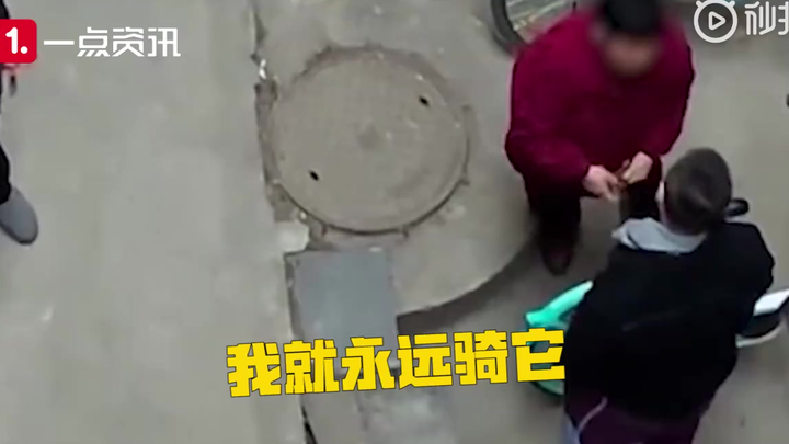 An old lady blocked the lock hole of a shared bicycle with double-sided tape: I scan the code once a