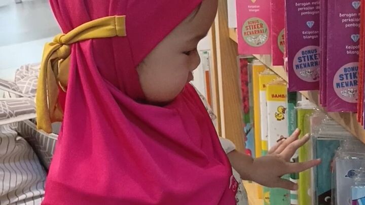 Mayesa Memilih Buku