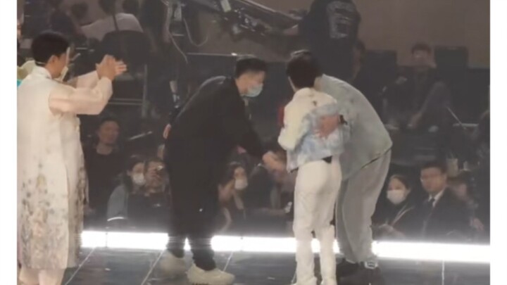 ซานหมิงพยายามดึงเซินเซินออกจากฝูงคน ทำไมเหมือนลักพาตัวเด็กเลย?