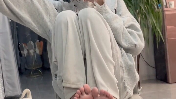 Little puppy, how did you suddenly end up in the shot?