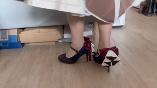 Violet tries on Maylaclassic co-branded shoes