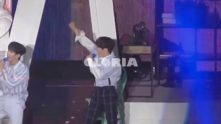 【SEVENTEEN】Sung Kwan and Seok Min kissed—ahhhhhh!