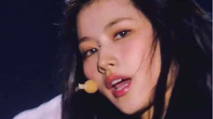 Kali ini Sana Minazaki menambahkan dasi ke kemeja putihnya.