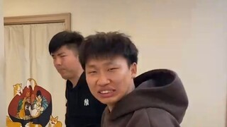 室友的爆笑整蛊日常，用橙汁假装弄脏厕所，结果太逗了