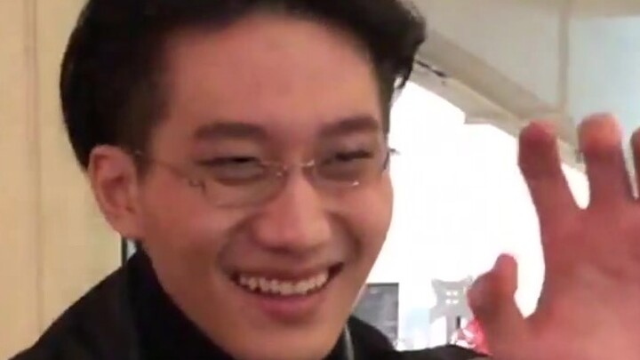 انظر كم هو سعيد وهو يبتسم