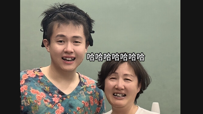 弟弟cos妈妈，大家觉得像吗