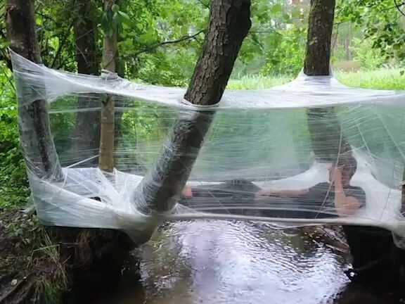 Using plastic film to create a "suspended" transparent tent, it seems that there is still too much t