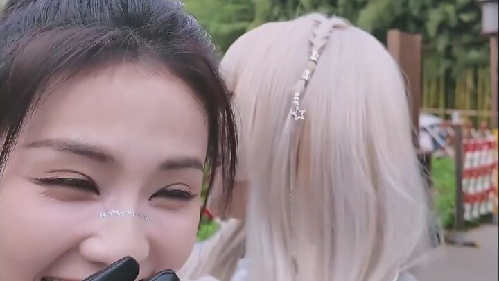 Does Yujqi and Meng Ziyi’s cuddling make Bai Lu jealous? Yujqi: They’re just passing by in my sister