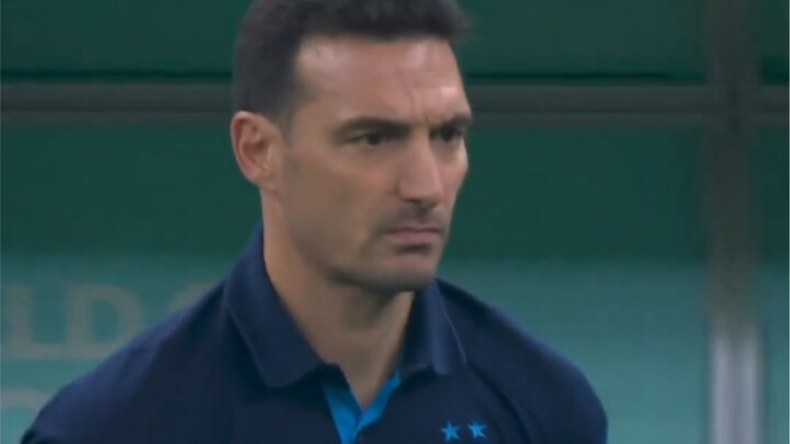 لقطات جانبية من مباراة الأرجنتين: عندما رأى سكالوني ميسي يقدّم تمريرة حاسمة لألفايريز ليحرز الهدف، ل