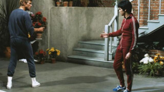 فيديو يعرض فن جيوكويندو لبروس لي، حيث ركلة واحدة فقط أطاحت برجل أمريكي قوي لمسافة عدة أمتار