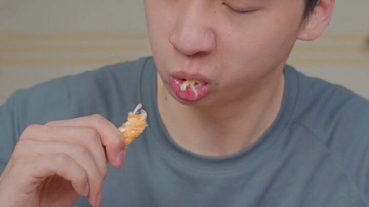 هل الروبيان المجفف من الأخ شياو ون لذيذ فعلاً؟ شاب وسيم يجربه!