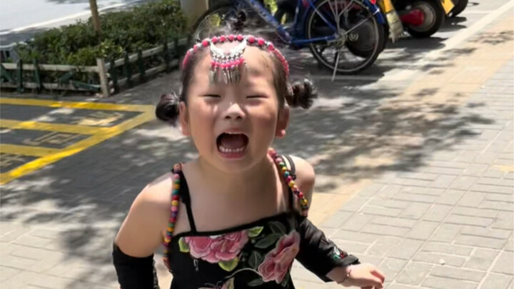 Hồi nhỏ, khi hàng xóm đi du lịch về tặng mình quà, có khi vui cả một thời gian dài ấy nhỉ～