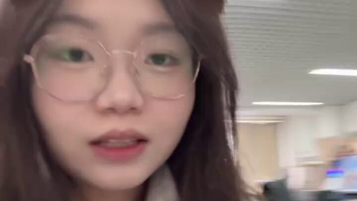 Tidak ada seorang pun di kantor hari ini...