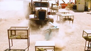 男人停车等待火车通行，不料后方的油罐车直接撞了上来