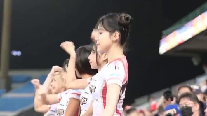 Li Duohui didn't even put on her shoes, so she hugged the watermelon next to her, and she also had a