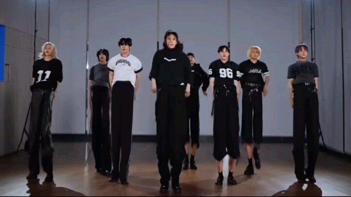 Seperti apa rupa gadis setinggi 2,8 meter yang tersenyum? Apakah bokongnya takut ketinggian?