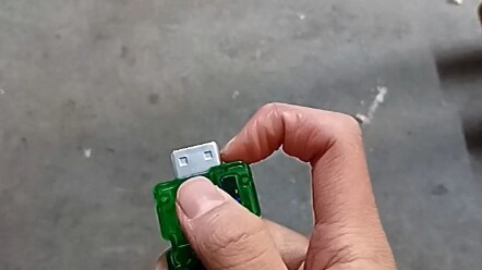 Mẹ tôi nói mua một chiếc USB với giá 18 tệ là quá lỗ, tôi không đồng ý.