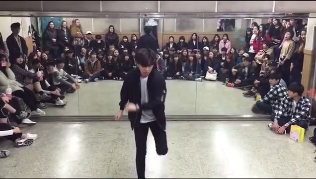 طلاب النادي يغنون أغنية Run + I Need U لفرقة BTS