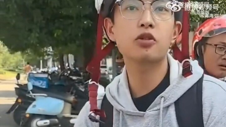 ผู้ชาย: ฟังตำรวจจราจรเถอะ; อีกฝ่าย: อาาา ไม่ฟัง ไม่ฟัง