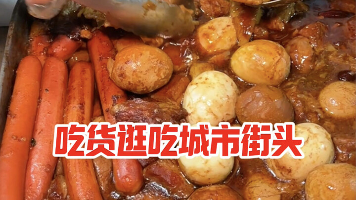 Roti lapis daging bumbu di rumah tante banyak isinya, benar-benar mantap! Usus besar disiram bumbu r