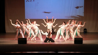 Awesome, everyone! Zhang Yixing's "Flying" dance performance / Russian dance troupe / and even cheer
