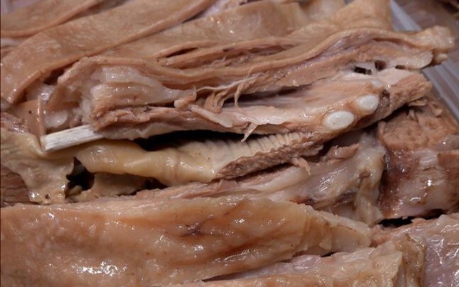 Daging domba olahan tangan di tepi jalan Lanzhou, direbus dengan banyak lada Sichuan hingga tak berb