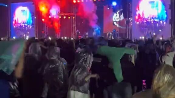Pecah banget gak si ini konser Hindia di pesta bebas berselancar Pakansari  Seru