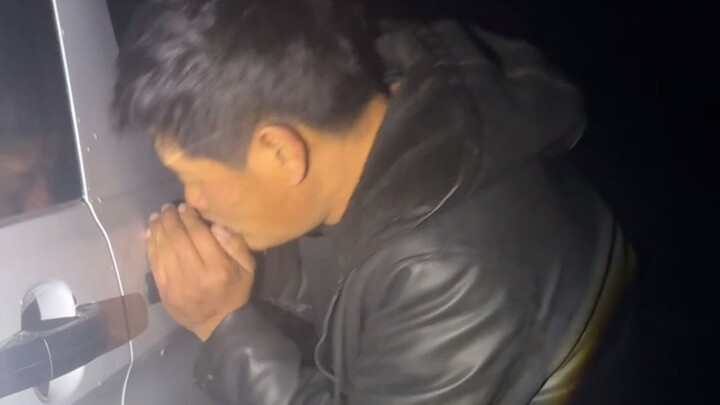 In the freezing snow, my dad uses his mouth to cleverly avert disaster!