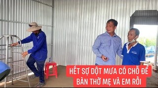 Biết anh Khanh nhà dột không có chỗ thờ cha mẹ các chú từ thiện tranh thủ dựng nhà sớm hơn dự kiến.